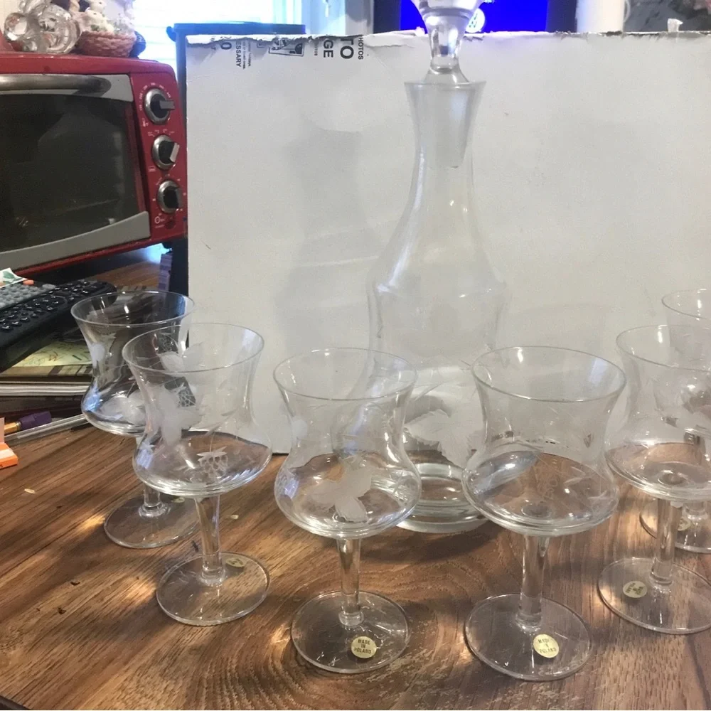 Beautiful crafted 7 pc wine set  crystal n made in Poland.   Perfect condition - Picture 3 of 7